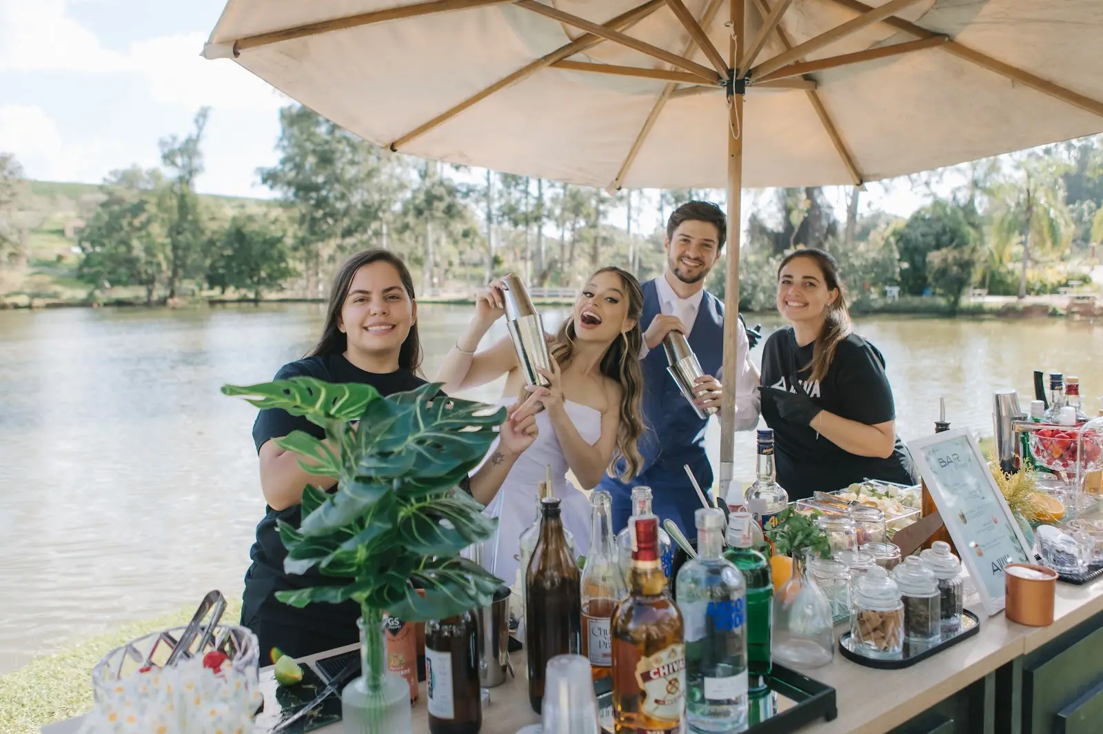 Noivos e equipe VIVA-SE celebram juntos no bar ao ar livre